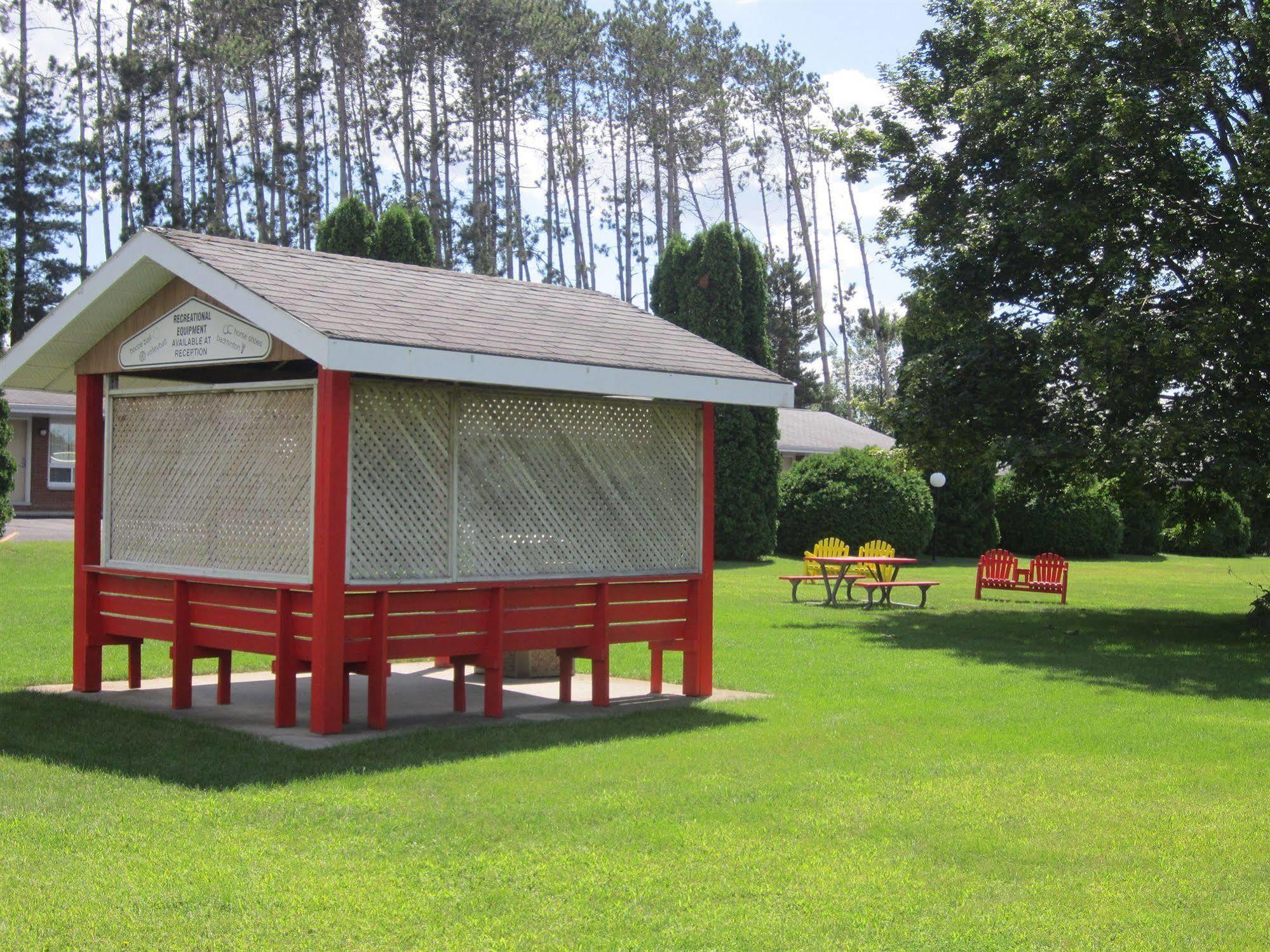 Red Pine Inn & Conference Centre Alliston ภายนอก รูปภาพ