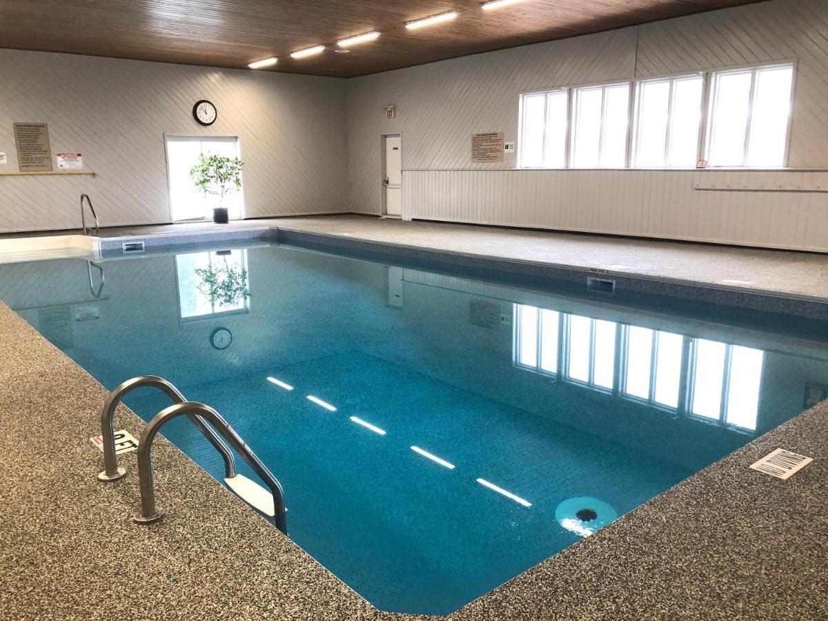 Red Pine Inn & Conference Centre Alliston ภายนอก รูปภาพ